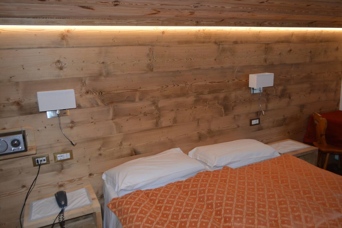 hypo-allergenic bedding, down duvets, in-room safe, soundproofing