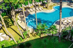Seasonal outdoor pool, pool umbrellas, pool loungers - Hotel Mediterraneo (Lignano Sabbiadoro)