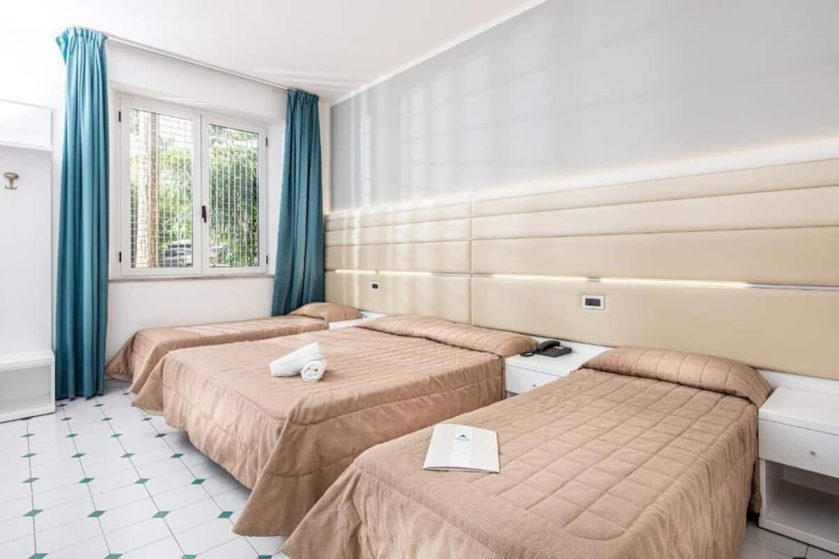 Basic-Vierbettzimmer | Zimmersafe, Schreibtisch, kostenloses WLAN, Bettwäsche
