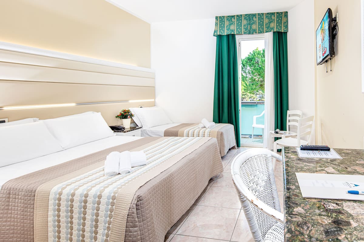 Superior-Dreibettzimmer, Balkon | Zimmersafe, Schreibtisch, kostenloses WLAN, Bettwäsche