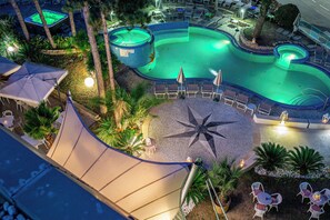 Seasonal outdoor pool, pool umbrellas, pool loungers - Hotel Mediterraneo (Lignano Sabbiadoro)