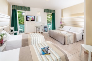 Chambre Quadruple Supérieure, balcon | Coffres-forts dans les chambres, bureau, Wi-Fi gratuit, draps fournis