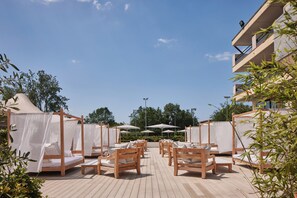 Abre todos los días (con vistas a la piscina)