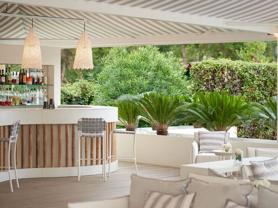 Bar en bord de piscine