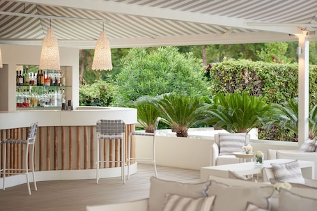 Bar accanto alla piscina. UNA Hotels Forte dei Marmi