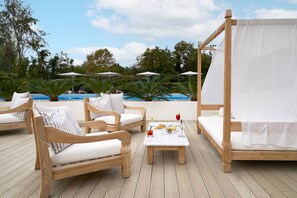 Seasonal outdoor pool, pool umbrellas, pool loungers - UNA Hotels Forte dei Marmi (Forte dei Marmi)