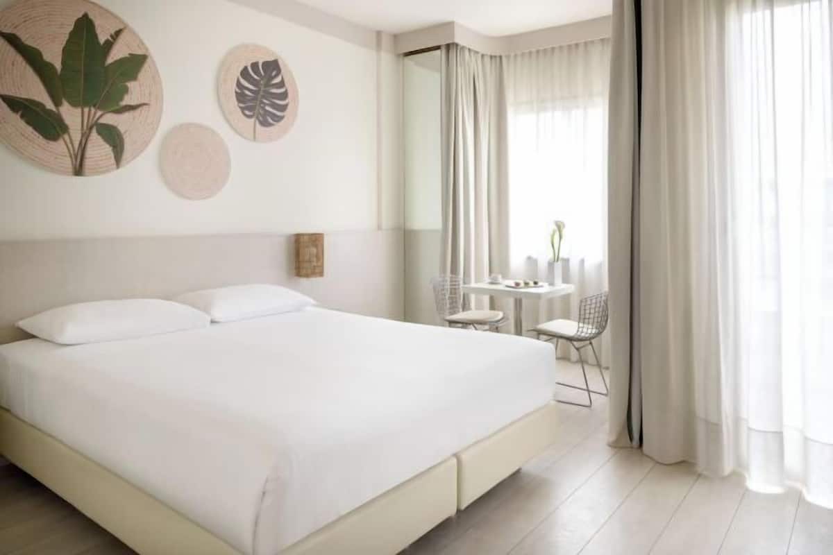 Hypo-allergenic bedding available, down comforters, minibar