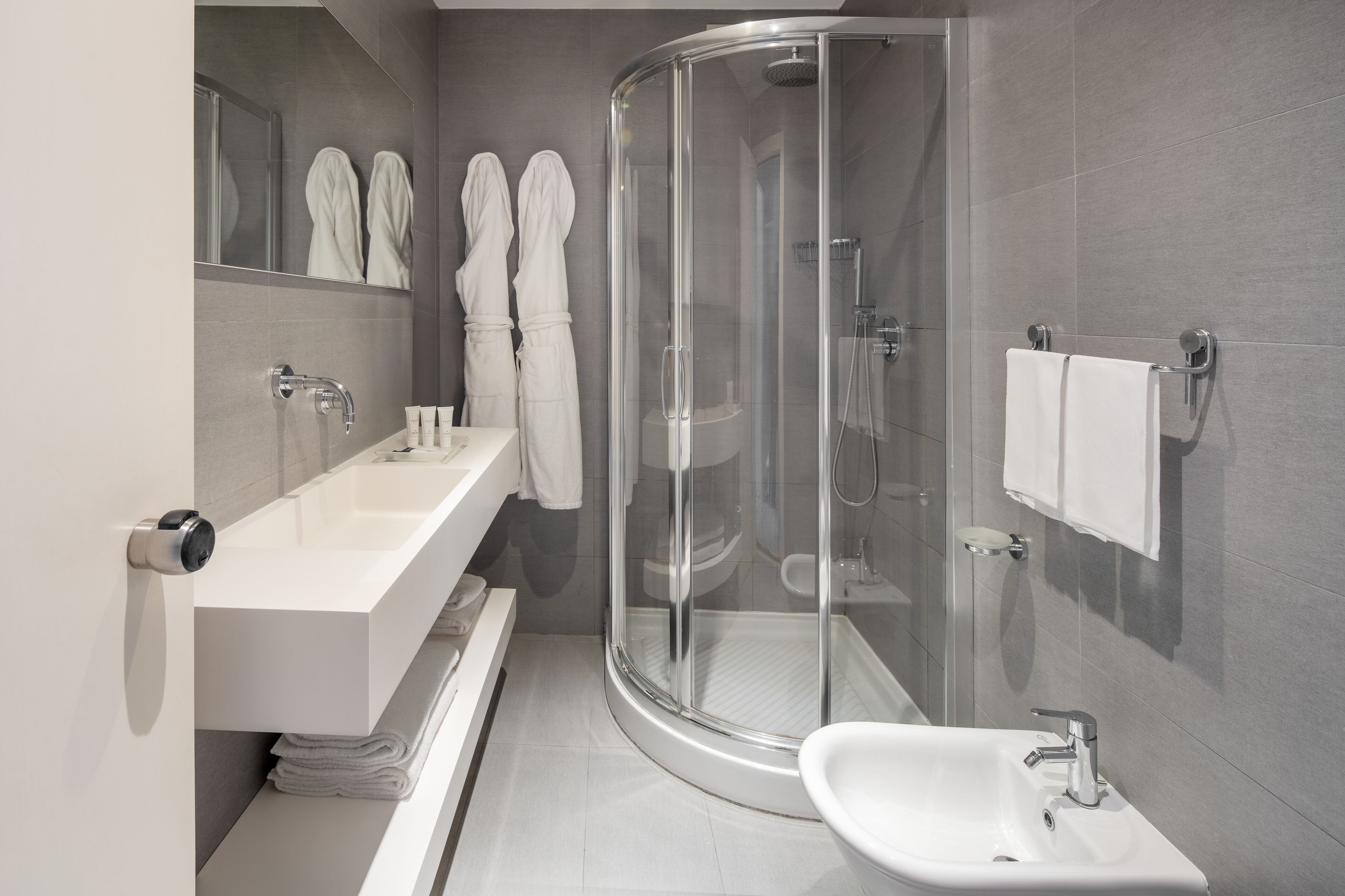 shower, free toiletries, hair dryer, bidet