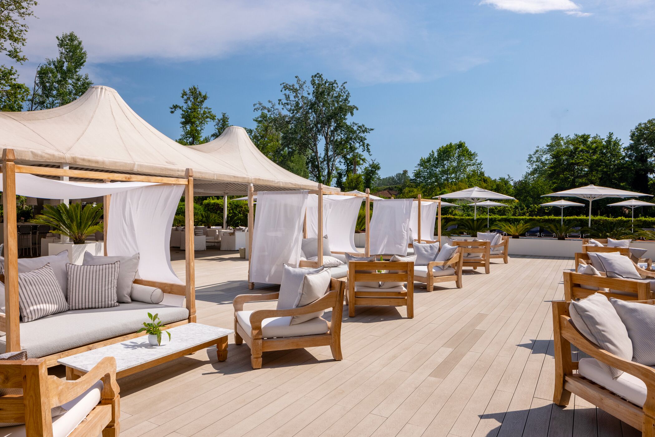 Sæsonbestemt udendørs pool, åben fra kl. 09.00 til kl. 19.00, parasoller