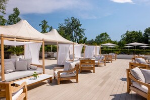 Seasonal outdoor pool, open 9:00 AM to 7:00 PM, pool umbrellas - UNA Hotels Forte dei Marmi (Forte dei Marmi)