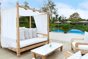 Piscine extérieure (ouverte en saison), parasols de plage