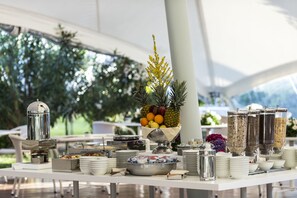 Desayuno buffet todos los días (con cargo) 