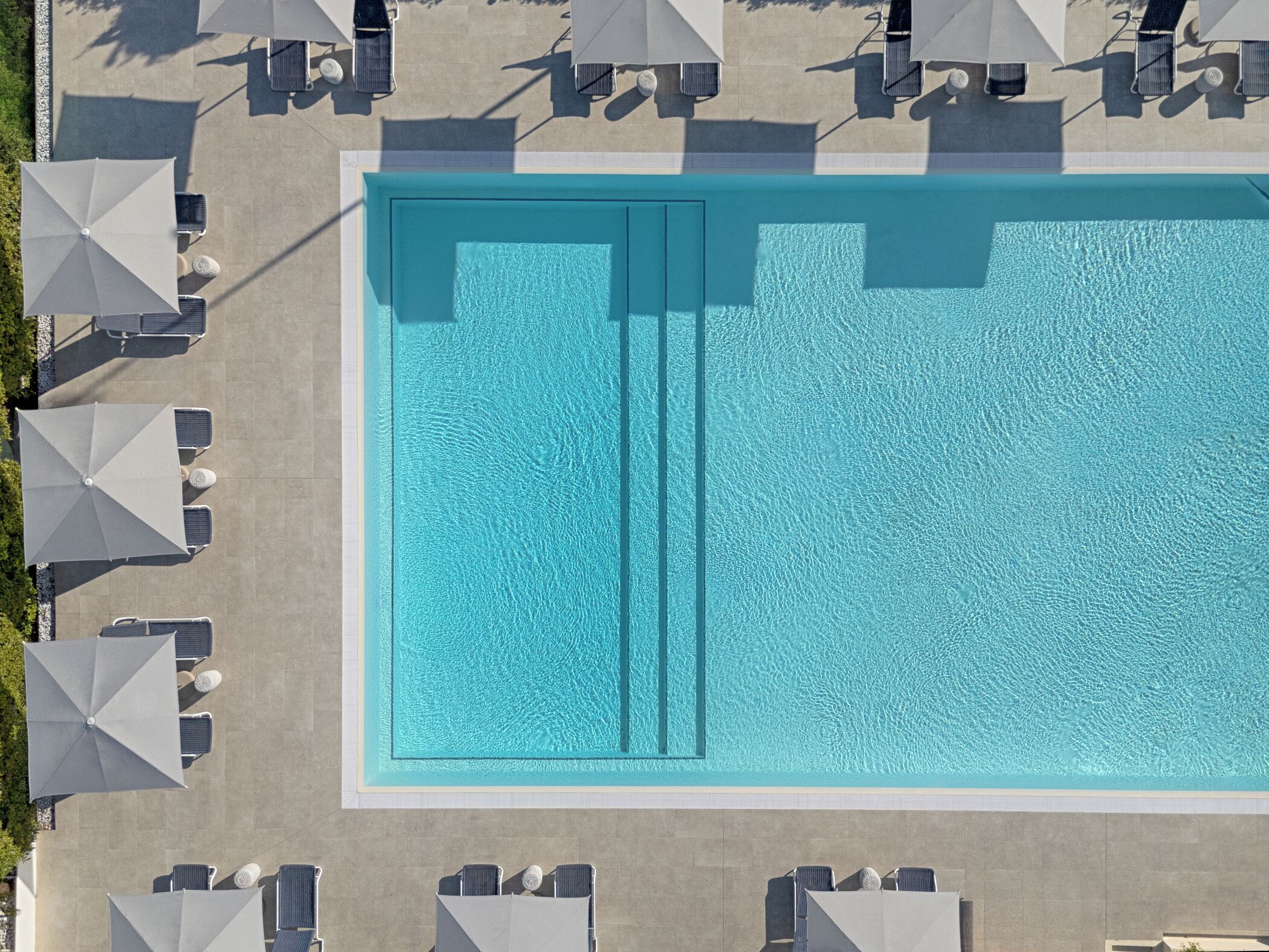 Piscine extérieure en saison, accès possible de 9 h à 19 h, parasols