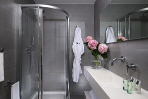 Shower, free toiletries, hair dryer, bidet - UNA Hotels Forte dei Marmi (Forte dei Marmi)
