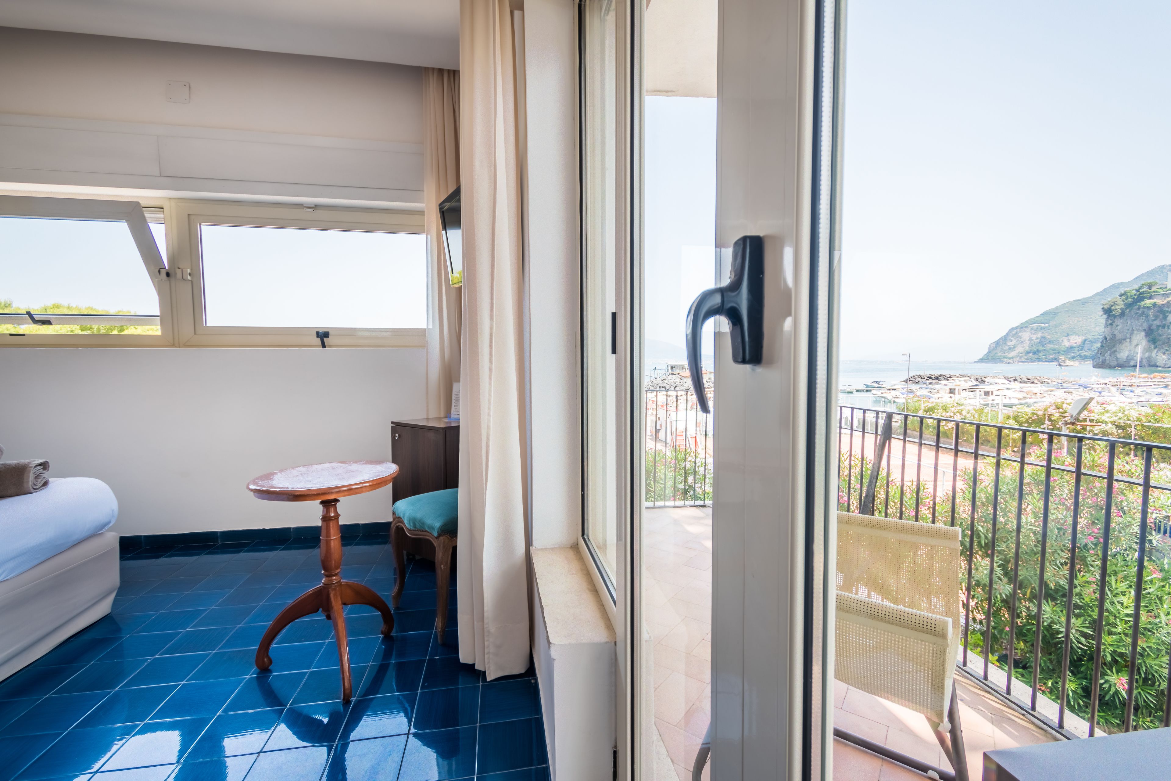 superior double room, 1 double or 2 single beds, balcony, sea view | 1 bedroom, in-room safe, desk, free wifi