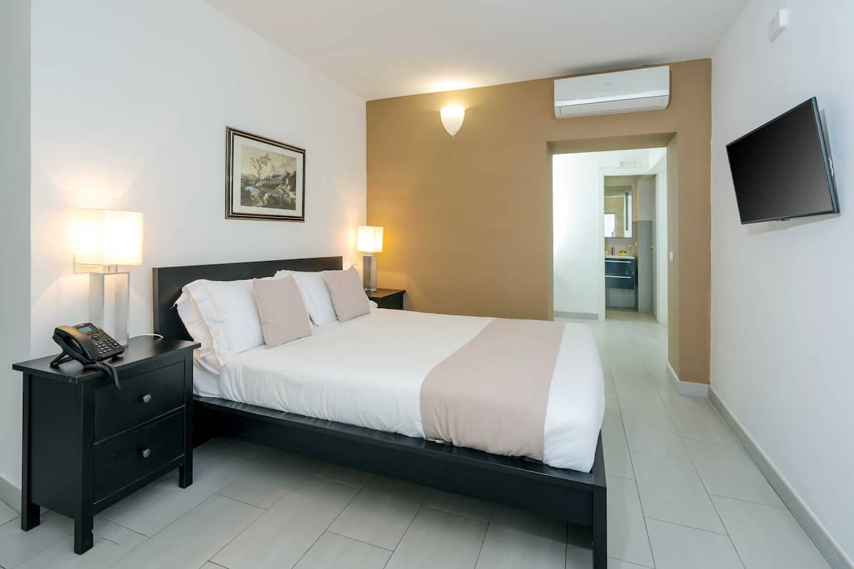 In-room safe, desk, WiFi (free), bed sheets