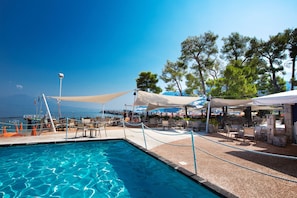 Piscine extérieure, chaises longues