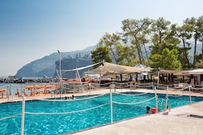 Outdoor pool, pool loungers - Hotel & Resort Le Axidie (Vico Equense)