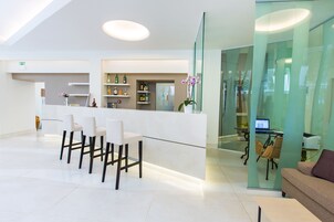 2 bares/lounges, bar ao lado da piscina