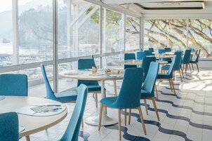 Café da manhã com buffet todos os dias (EUR 18 por pessoa) 