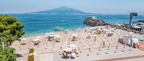 Quarto casal superior, 1 cama de casal ou 2 camas de solteiro, sacada, vista para o mar | Praia | Praia particular, areia preta, espreguiçadeiras, guarda-sóis 