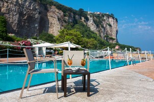 Piscina externa, espreguiçadeiras