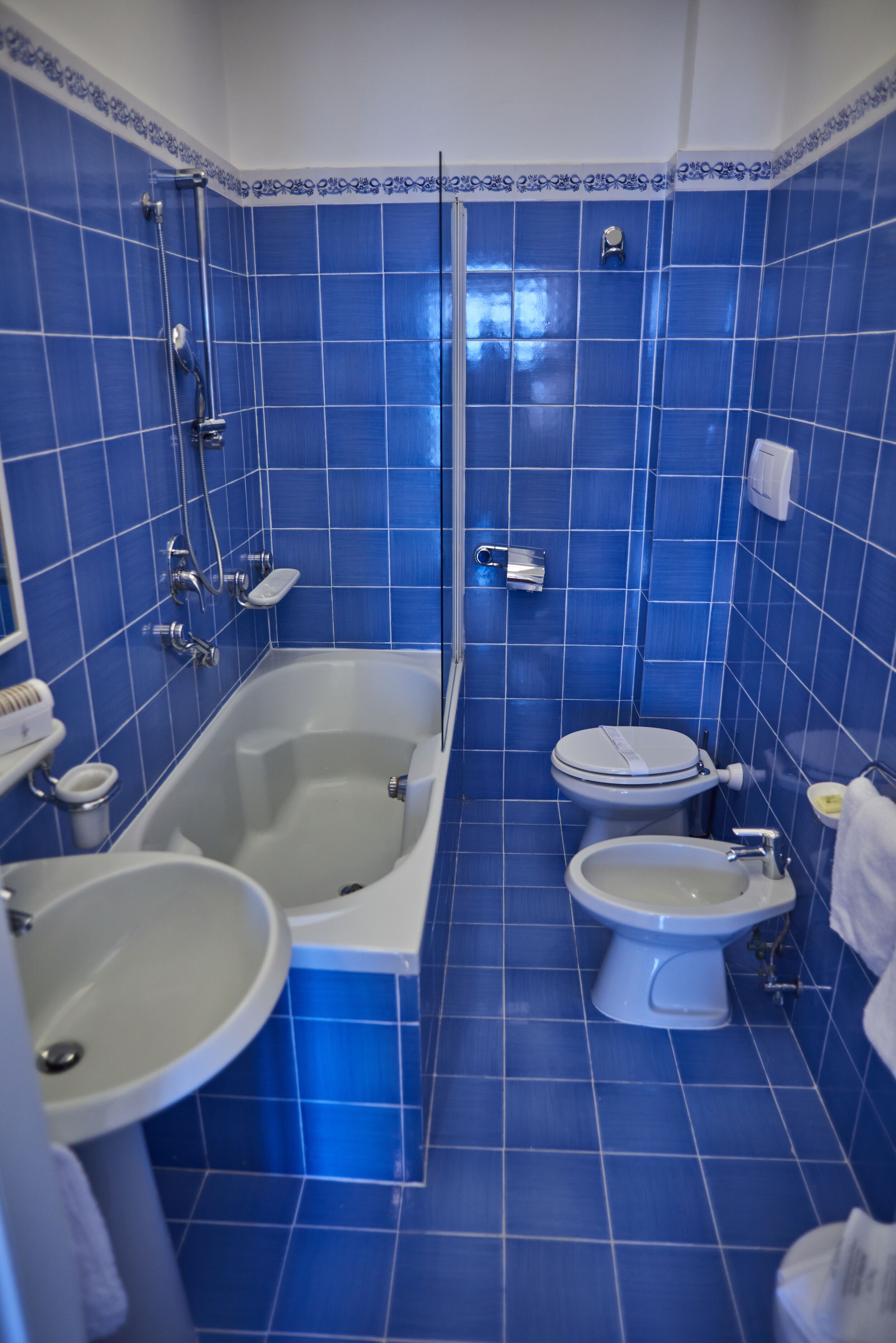 superior double room, 1 double or 2 single beds, balcony, sea view | bathroom | shower, free toiletries, hair dryer, slippers