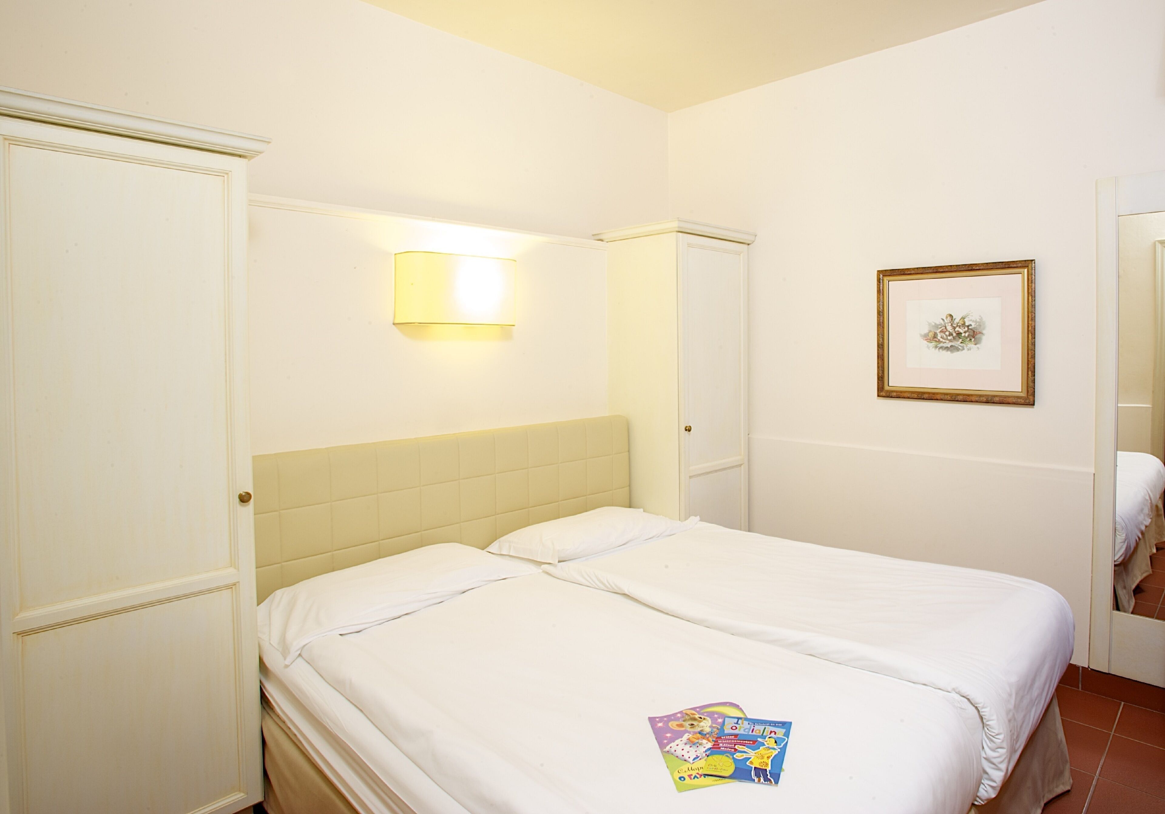 羽絨被、客房內保險箱、書桌、筆電工作空間