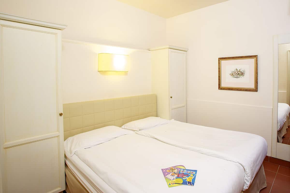 羽絨被、客房內保險箱、書桌、筆電工作空間