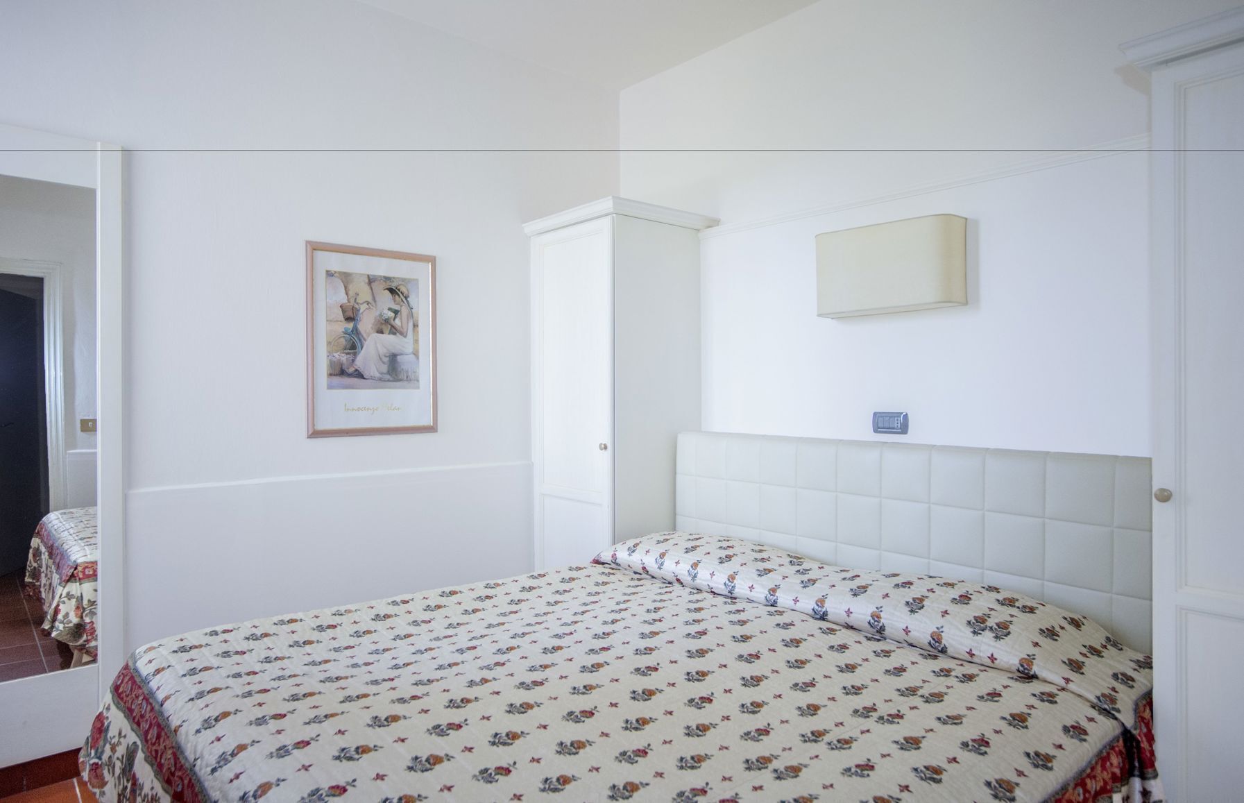 Edredón, caja de seguridad en la habitación y escritorio 