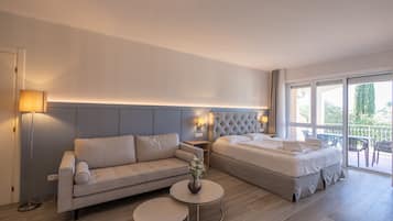 Selimut bulu angsa, brankas, meja kerja, dan ruang kerja ramah laptop