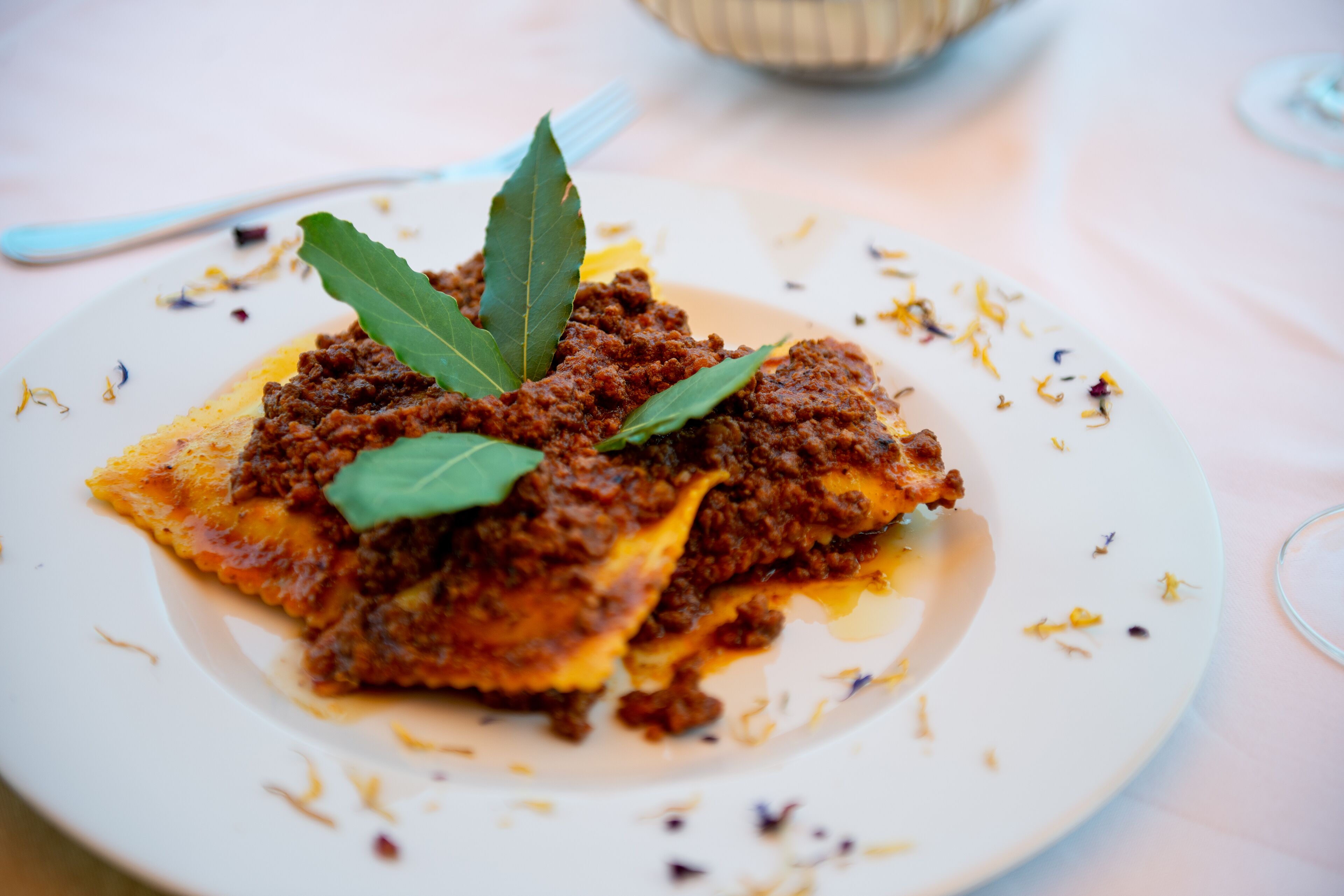 Plat de menjar amb una fulla de llorer com a guarnició.