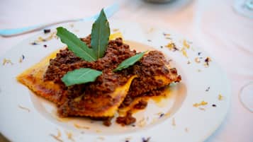 Une assiette de nourriture garnie d’une feuille de laurier.