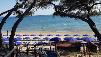 Privatstrand in der Nähe, weißer Sandstrand, Liegestühle, Sonnenschirme