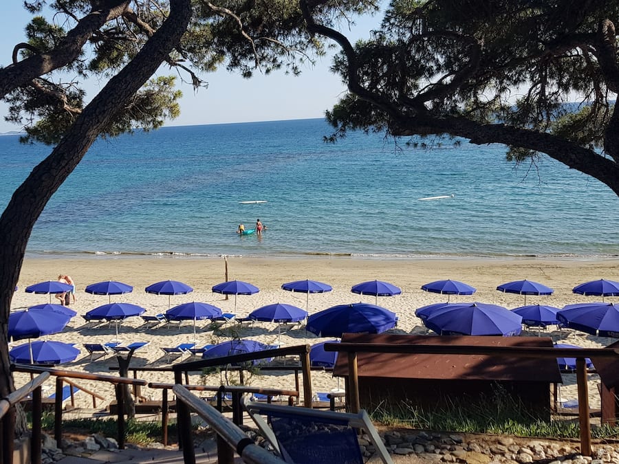 Playa privada en los alrededores, arena blanca