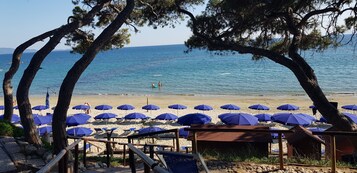 Praia particular nas proximidades, areia branca, espreguiçadeiras 