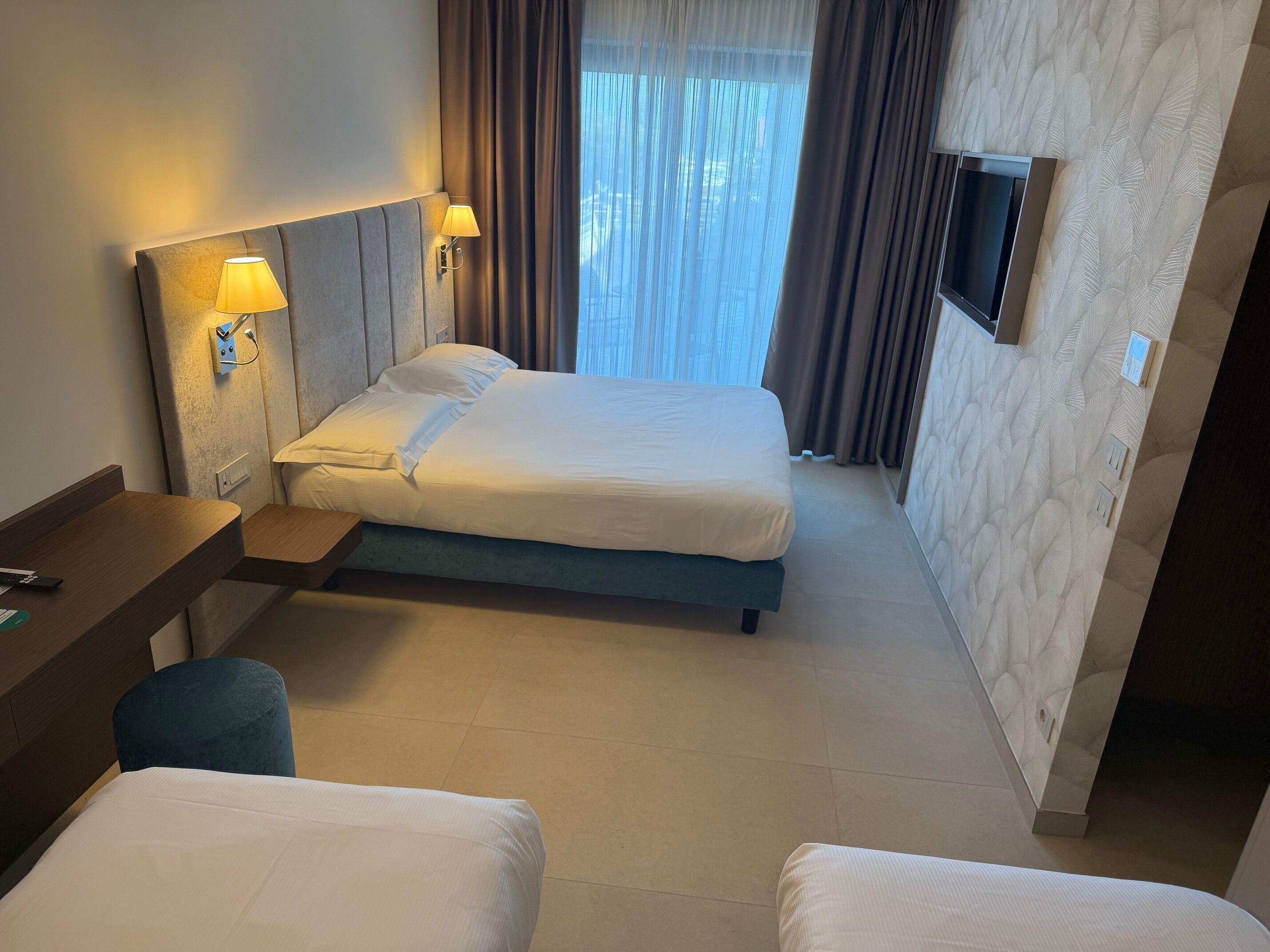 Kolmen hengen superior-huone | Minibaari, tallelokero huoneessa, pimennysverhot, silitysrauta/-lauta