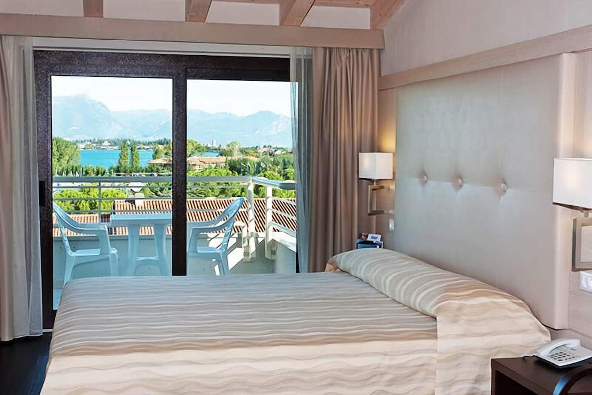 suite, lake view | minibar, in-room safe, blackout curtains, iron/ironing board