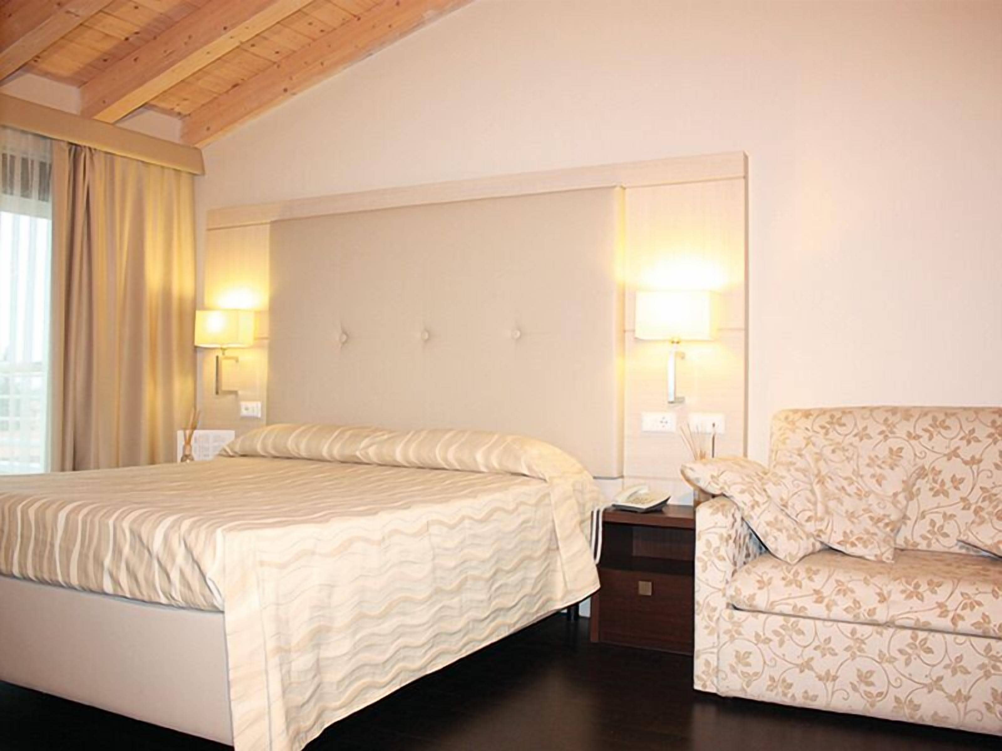 Sviitti, järvinäköala | Minibaari, tallelokero huoneessa, pimennysverhot, silitysrauta/-lauta