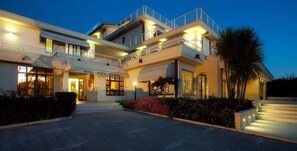 Boendets fasad - kväll/natt