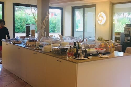 Ilmainen päivittäinen mannermainen aamiainen