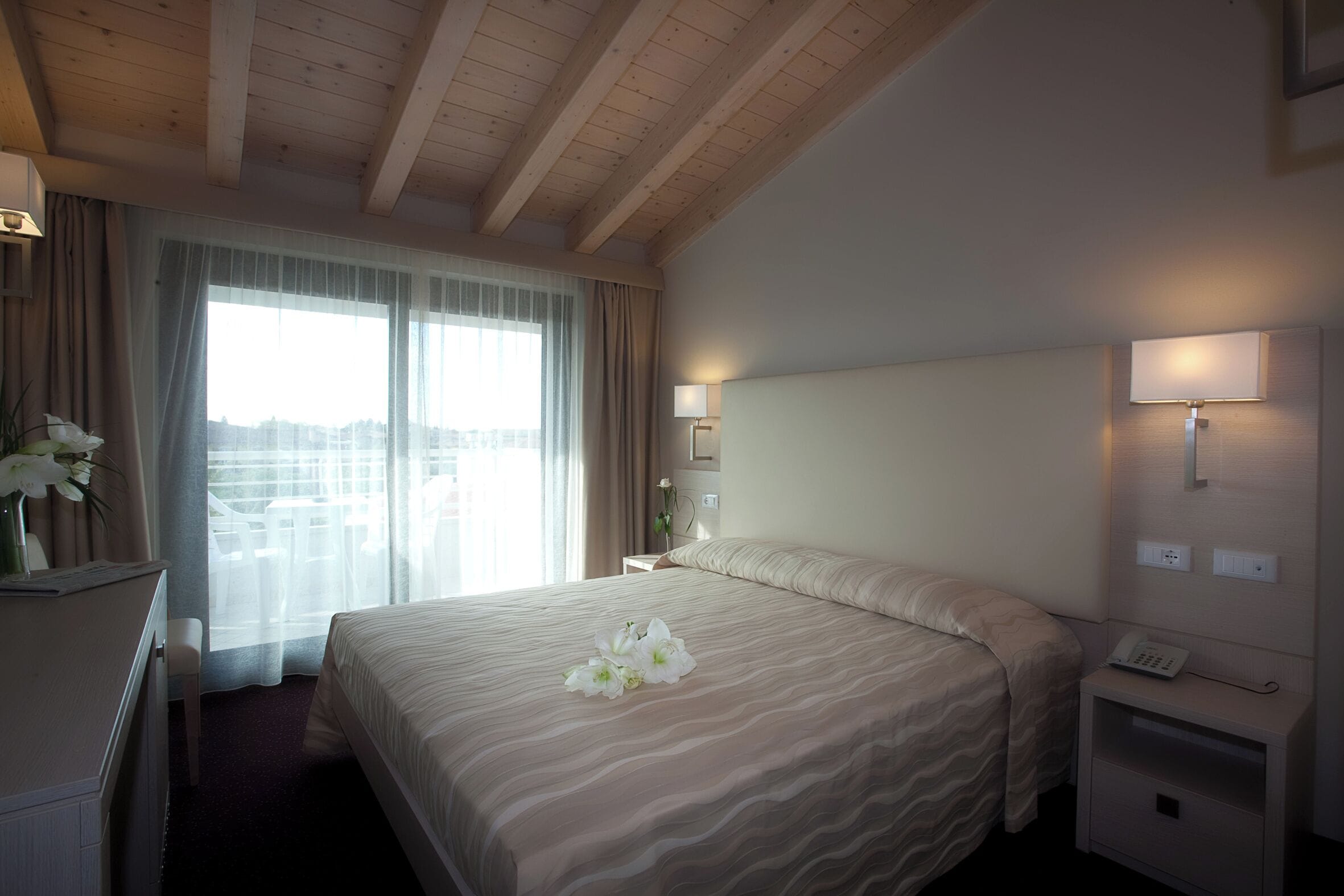 Minibar, caja de seguridad en la habitación y cortinas blackout 