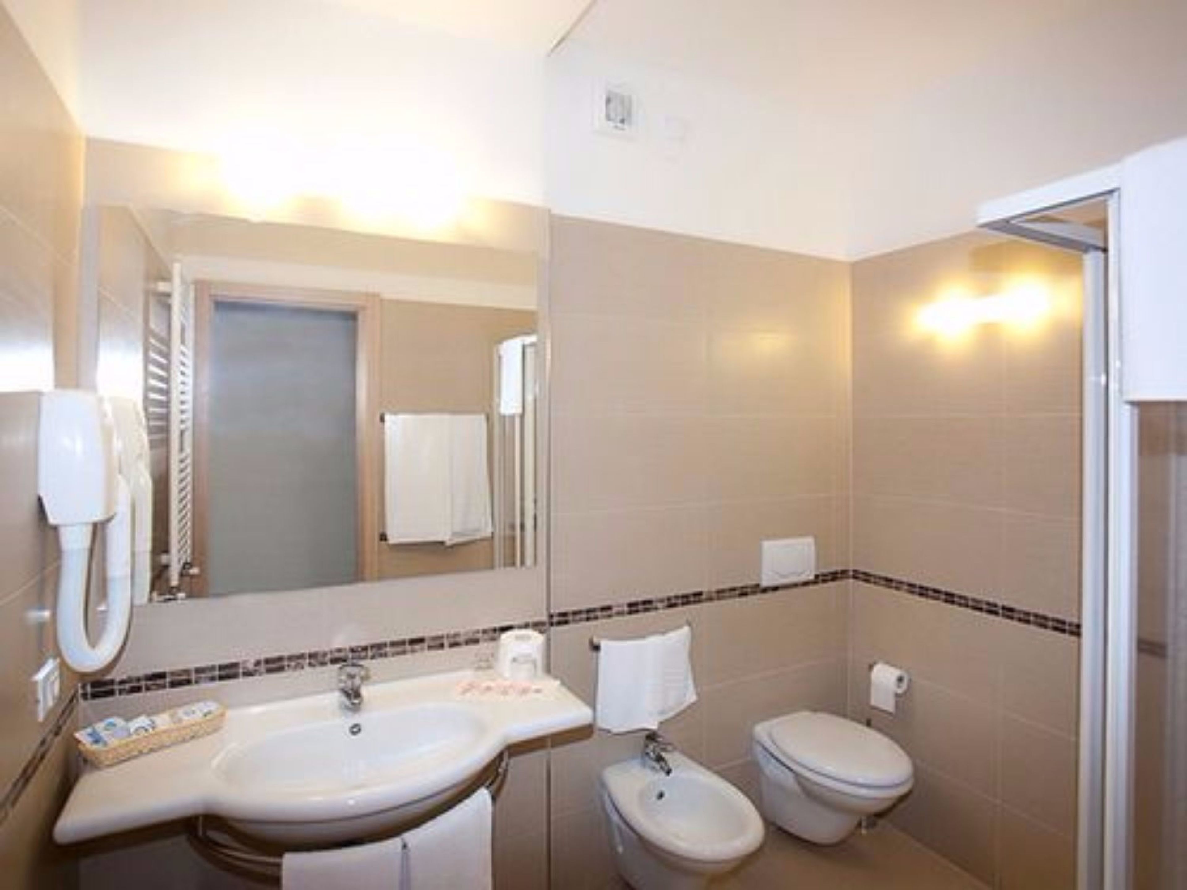 shower, free toiletries, hair dryer, bidet