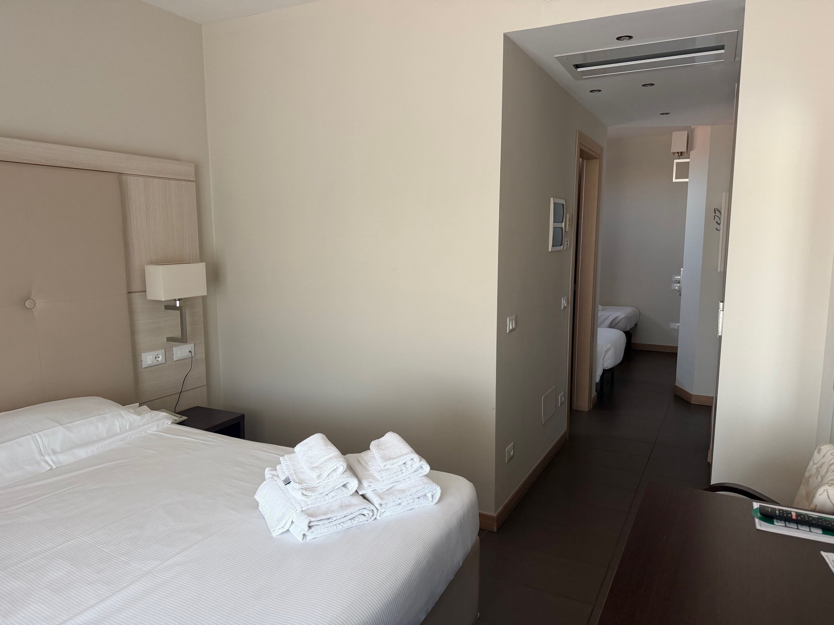 Perhesviitti | Minibaari, tallelokero huoneessa, pimennysverhot, silitysrauta/-lauta