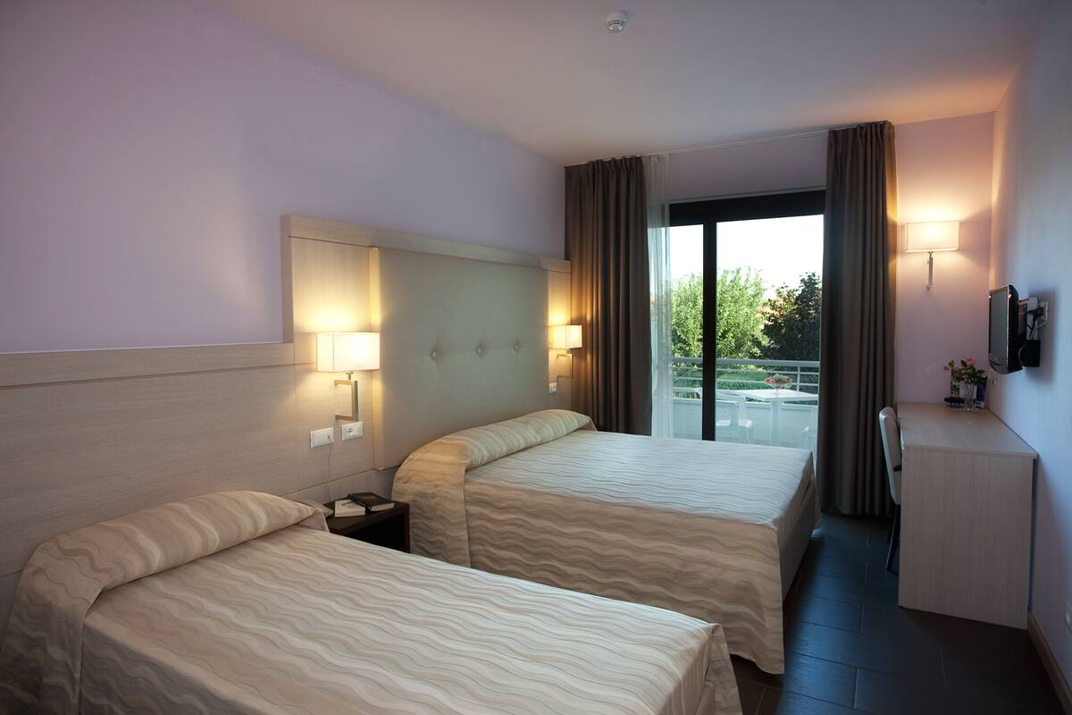 Quarto triplo design | Frigobar, cofres nos quartos, cortinas blackout