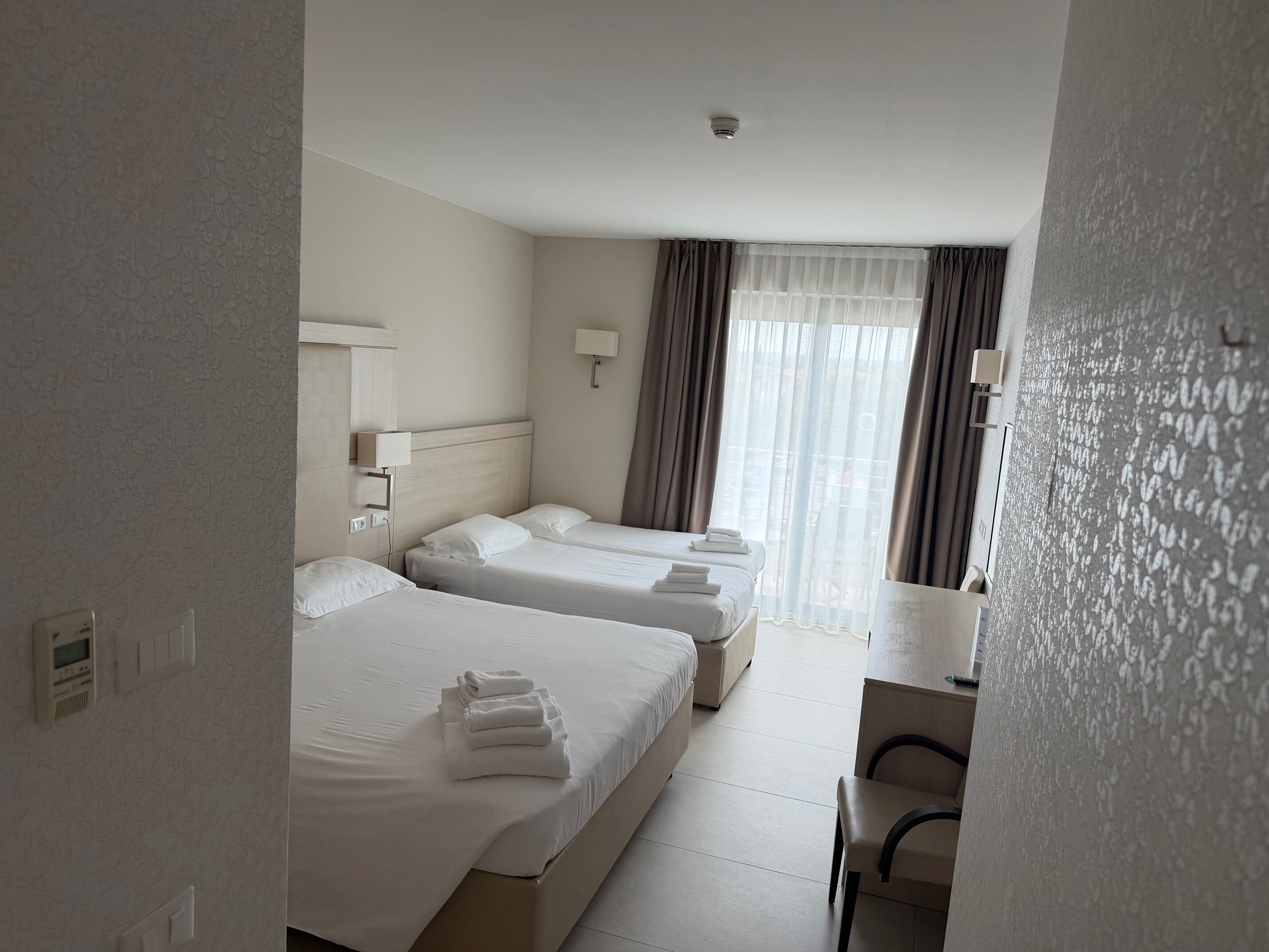 Neljän hengen superior-huone | Minibaari, tallelokero huoneessa, pimennysverhot, silitysrauta/-lauta