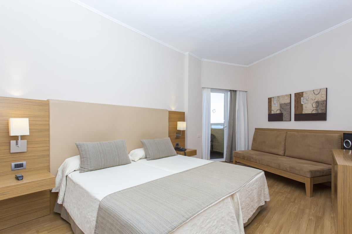Minibar, värdeförvaringsskåp på rummet och skrivbord