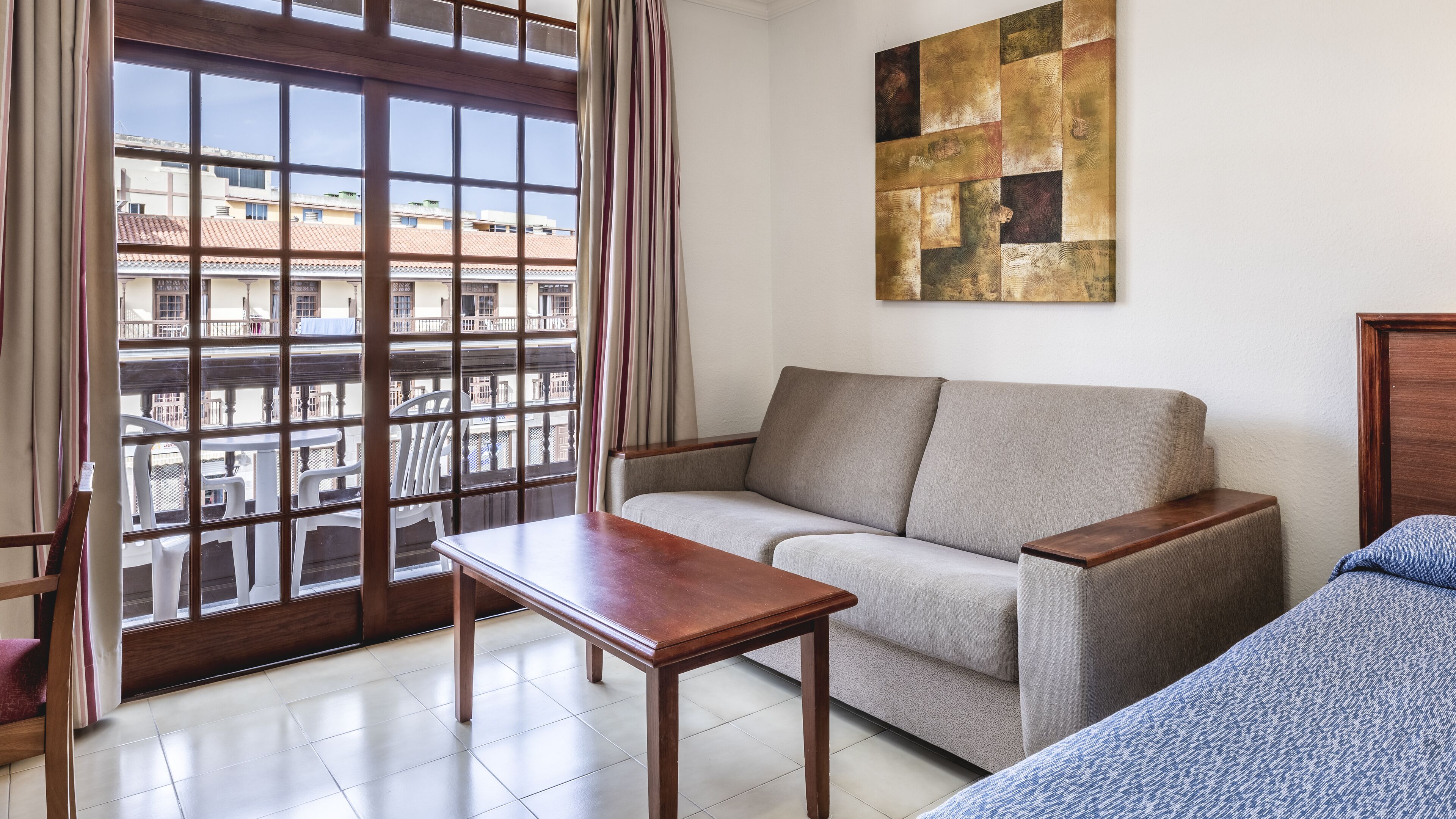 Escritorio, wifi gratis, ropa de cama y acceso para silla de ruedas 