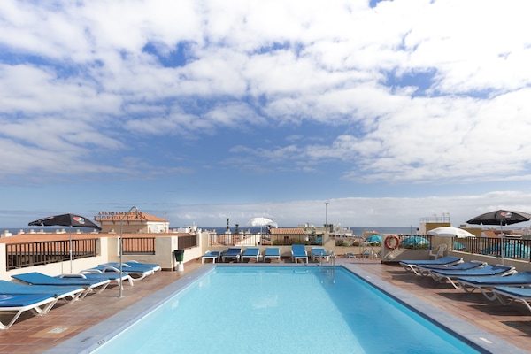 Una piscina al aire libre