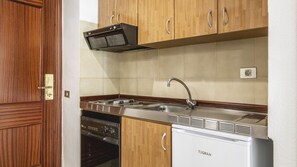Fridge, oven, stovetop, cookware/dishes/utensils - Apartamentos Be Smart Florida Plaza (Puerto de la Cruz)